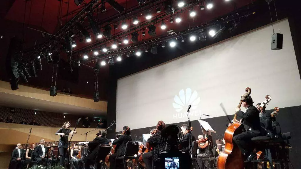 Alondra de la Parra dirigiendo la Orquesta