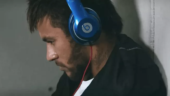 Naymar Jr. utilizando audífonos Beats