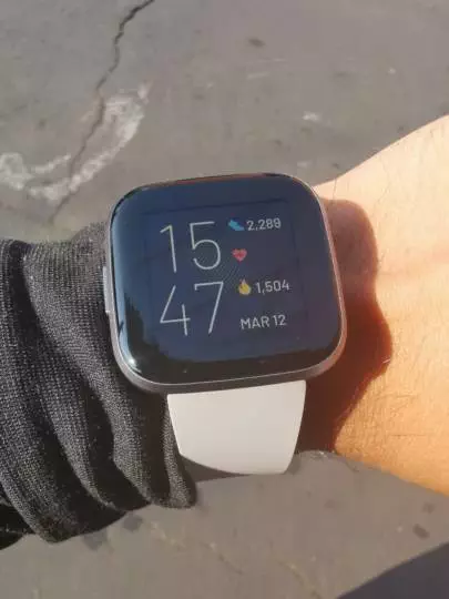 Fitbit Versa 2 al sol